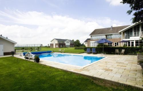 Landhotel De Ijsvogel Sint Nicolaasga Bagian luar foto